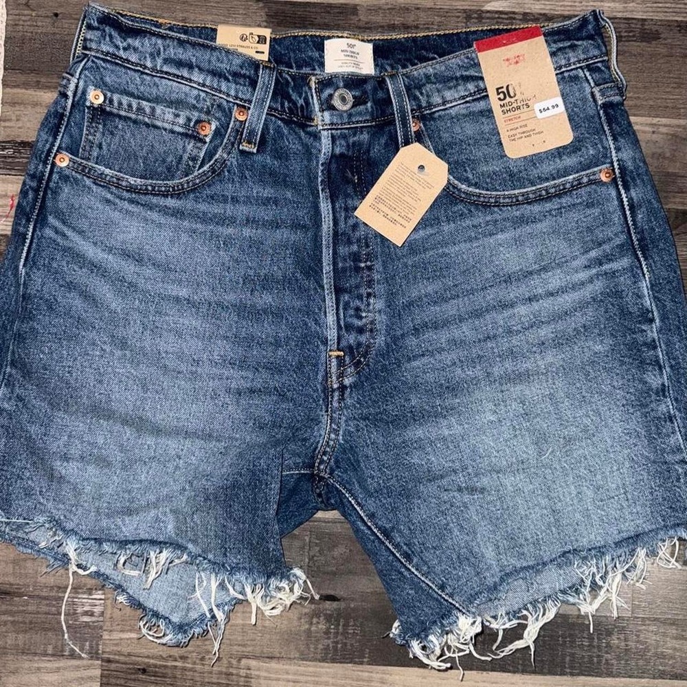 NWT Levi's Women's 501 Mid-Thigh shorts Size 30